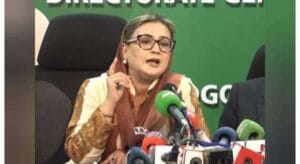 لاہور (وائس آف ایشیا) وزیر اطلاعات پنجاب عظمی بخاری نے کہا ہے کہ فضا علی کو ریٹنگ کے لیے ہر حد تک جانے کا پرانا شوق ہے، تو وہ اپنا شوق پورا کر رہی ہیں۔ایک انٹرویو میں عظمی بخاری نے سوشل میڈیا پر فضا علی کی شوہر کے ساتھ وائرل ہونے والی ویڈیو پر ردِعمل دیتے ہوئے کہا کہ یہ بہت ہی افسوس ناک بات ہے اور پیمرا بھی اس معاملے کو یقینا دیکھے گا، لیکن سوال یہ ہے کہ آپ کی اپنی اخلاقیات کہاں گئیں عظمی بخاری نے کہا کہ اپنی 8 سے 10 سالہ بیٹی کے سامنے آن کیمرہ اس طرح کی حرکتیں کی جا رہی ہیں، ٹھیک ہے آپ اپنی شادی شدہ زندگی میں بہت خوش ہیں، اللہ آپ کو خوش رکھے، لیکن اس کا یہ مطلب تو نہیں ہے کہ آپ سرِ عام ایسی حرکتیں کرتی پھریں۔وزیرِ اطلاعات نے کہا کہ شو کے دوران جو کچھ ہوا اسے جان بوجھ کر آن ایئر کیا گیا، اسے کٹ بھی کیا جا سکتا تھا یا کسی بھی طرح آن ایئر ہونے سے روکا جا سکتا تھا، لیکن مجھے لگتا ہے کہ ہم ریٹنگز کے لیے کسی بھی حد تک جانے کو تیار ہیں۔انہوں نے کہا کہ فضا بی بی کو ریٹنگز حاصل کرنے کے لیے ہر حد تک جانے کا ایک پرانا شوق ہے، تو وہ اپنا شوق پورا کر رہی ہیں، لیکن مجھے یہ سب دیکھ کر بہت تکلیف ہوئی۔