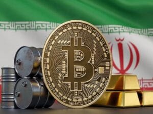 ایرانی وزارت خارجہ کے ترجمان اسماعیل بقائی نے ایران اور امریکا کے درمیان کسی بھی ممکنہ ملاقات کے منصوبے کی سختی سے تردید کردی ہے۔ ایرانی وزارت خارجہ کے ترجمان اسماعیل بقائی نے سوشل میڈیا پر جاری بیان میں بتایا کہ وہ ایرانی وزیر خارجہ عباس عراقچی کے ہمراہ سرکاری دورے پر اسلام آباد پہنچے ہیں جہاں وہ پاکستان کی اعلیٰ قیادت سے اہم ملاقاتیں کریں گے۔ ترجمان کے مطابق اس دورے کے دوران پاکستان کی جانب سے جاری ثالثی کوششوں سے متعلق امور پر تفصیلی تبادلہ خیال کیا جائے گا، جبکہ خطے میں امن و استحکام کی صورتحال بھی زیرِ غور آئے گی۔ انہوں نے کہا کہ بات چیت میں امریکا کی جانب سے مسلط کردہ جارحانہ اقدامات کے خاتمے اور خطے میں امن کی بحالی جیسے اہم معاملات بھی شامل ہوں گے۔ اسماعیل بقائی نے واضح کیا کہ اس دورے میں ایران اور امریکا کے درمیان کسی بھی سطح پر ملاقات طے نہیں ہے، تاہم ایرانی وفد پاکستان کو اپنے مؤقف اور مشاہدات سے آگاہ کرے گا۔ واضح رہے کہ اس سے قبل وائٹ ہاؤس ترجمان نے امریکی میڈیا کو انٹرویو میں کہا تھا کہ ایران نے اس حوالے سے خود رابطہ کیا اور بالمشافہ ملاقات کی درخواست کی تھی، ترجمان نے امن مذاکرات میں امریکی وفد کی شرکت کی تصدیق کرتے ہوئے کہا کہ اسٹیو وٹکوف اور جیرڈ کشنر ہفتے کی صبح مذاکرات کے لیے پاکستان روانہ ہوں گے۔