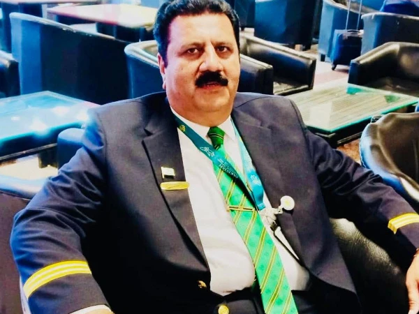 پی آئی اے افسر لاہور ایئرپورٹ ، شراب